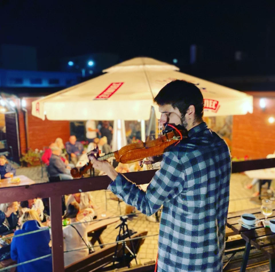 mężczyzna grający na skrzypcach